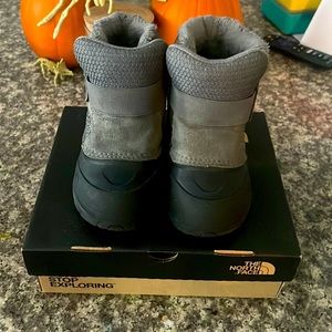 Boys grey snow boot .